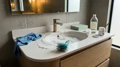 Tu lavamanos brillará de nuevo: el truco con vinagre blanco y bicarbonato que hace la diferencia