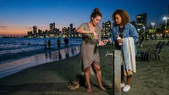 Lo que el agua de mar le hace a tu piel (y 10 hábitos sencillos para cuidarla en vacaciones)