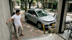 Carro en el andén y sin cinturón: el video que parece chiste y el riesgo real detrás