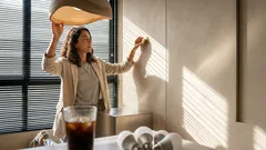 Iluminación 2026: luz cálida, capas y piezas orgánicas para transformar tu casa sin obra