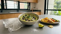 El dip de aguacate que no sabe al de siempre: arándanos, cilantro y un truco para que no se oscurezca