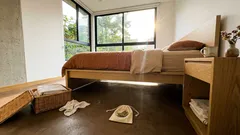 Laurel bajo la cama: el ritual sencillo del Feng Shui para “aligerar” el dormitorio