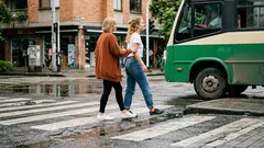 Lluvias en Córdoba: Lo Que Cambia en la Vía Cuando el Asfalto Está Mojado