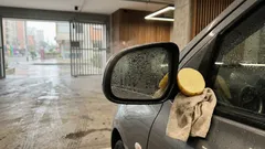 Lluvia o neblina en carretera: el truco casero con papa que puede salvarte la visibilidad en los espejos