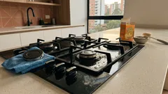 ¿Limpias la estufa justo después de cocinar? El error que puede acortar su vida útil